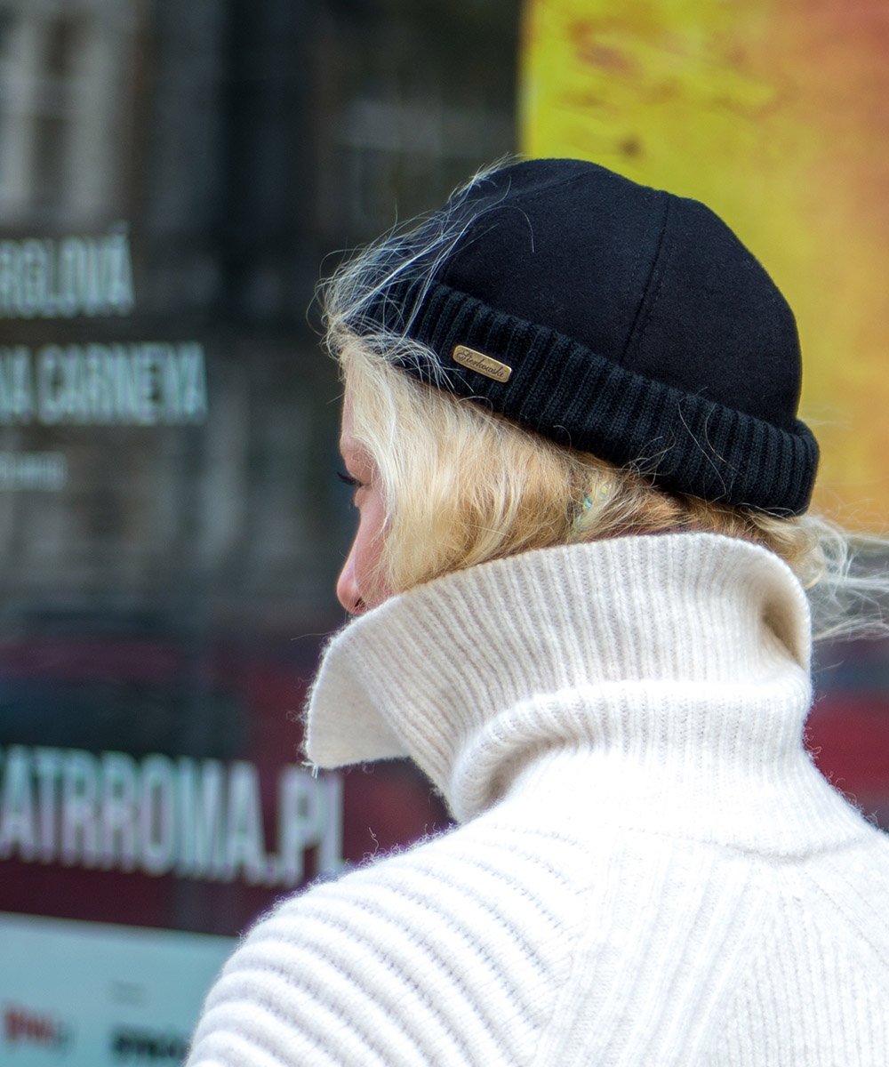 Rusty 6 panel flat cap dedicated for summer. Sewn with cotton cloth.